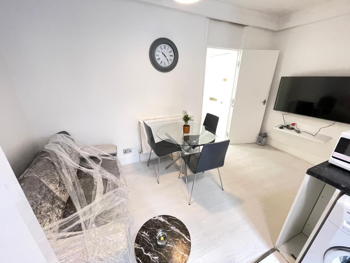One Bedroom Flat Miles London Exterior photo