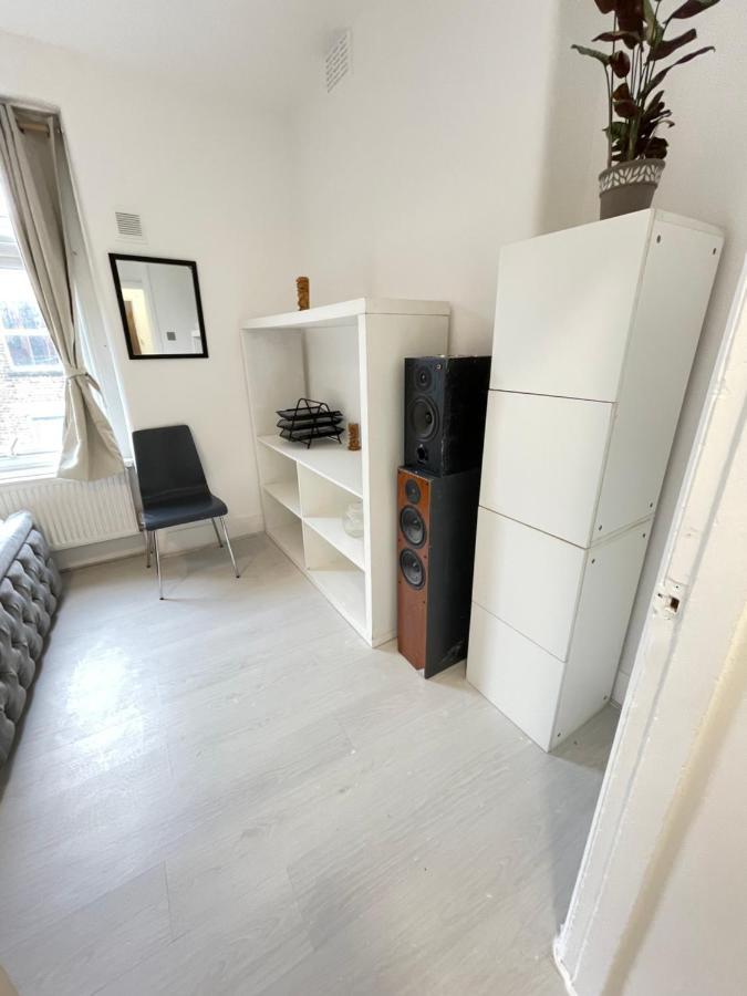 One Bedroom Flat Miles London Exterior photo